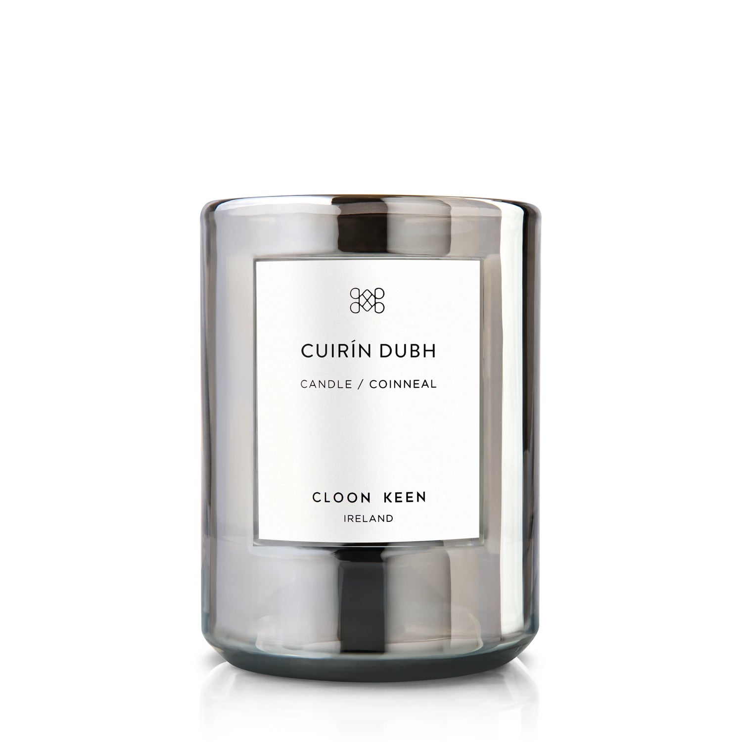 Discover Cloon Keen Cuirín Dubh candle. Sun-ripened blackcurrants, laced with the freshness of mint, blend seamlessly with rose petals and a subtle hint of forest moss.